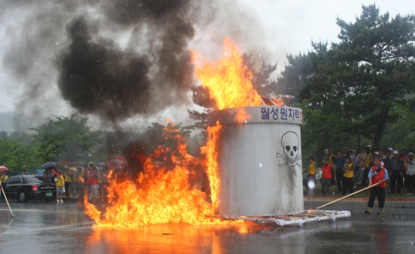2011년 6월23일 양남면 주민들이 월성원전 1호기 폐쇄 촉구 집회를 한뒤 1호기 모형을 불태우고 있다.사진=경주포커스 DB