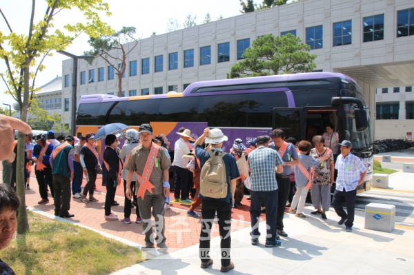내남면 주민들이 경북도청에 도착해 버스에서 내리고 있다.