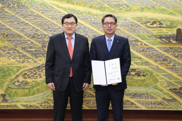 박영호 사장이 주낙영 시장으로부터 임용장을 받고 취임했다.