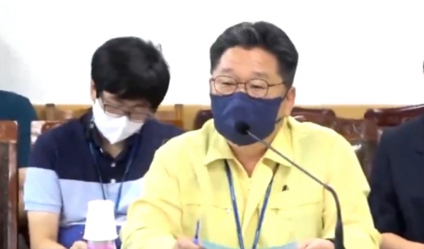 박주섭 경주시자원순환과장이 지난해 8월 시의회 간담회에 참석한 모습.