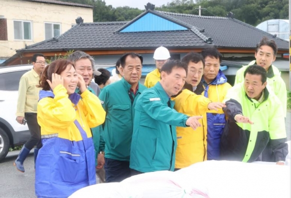 주낙영 시장, 김석기 국회의원, 이철우 시의회의장등이 재해발생위험지역을 둘러 보고 있다.